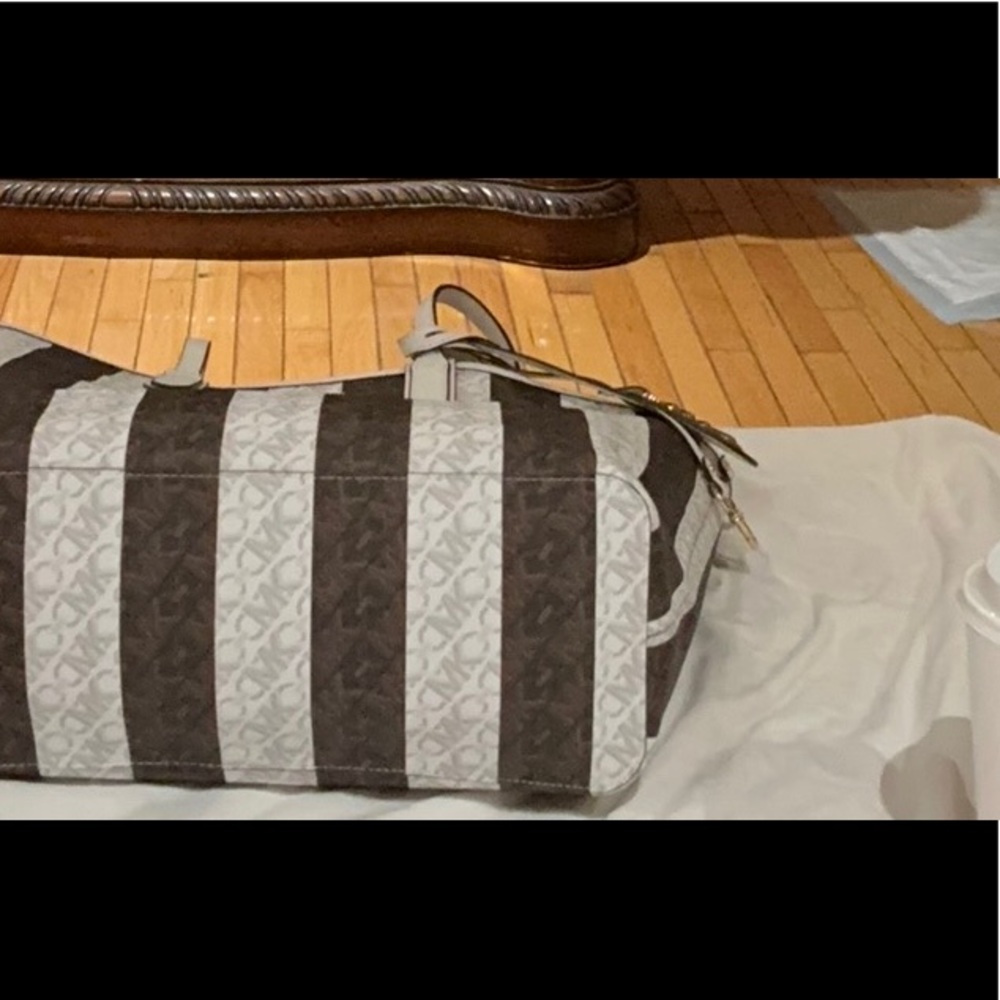 Michael Kors leather reversible Bag, brand new with tags. - Picture 5 of 6